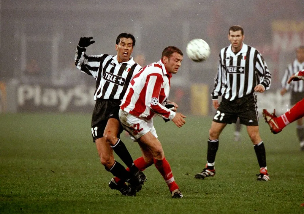 Daniel Fonseca en la Juve, de fondo aparece un tal Zinedine Zidane. (Foto: Getty).