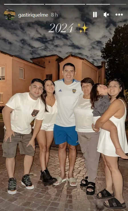 Riquelme celebró el año nuevo vestido con ropa de Boca. (Foto: Instagram).