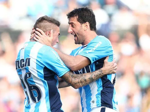 Noir junto a Diego Milito en su paso por Racing