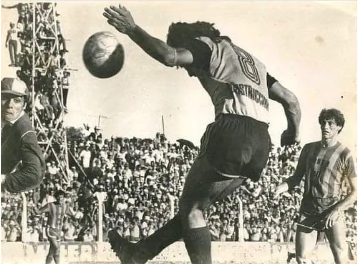 Coria Gutiérrez marcando uno de los tantos de Unión en Corrientes.