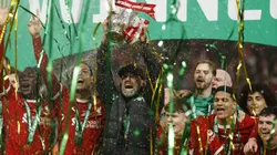 Jurgen Klopp y los jugadores del Liverpool celebran la Carabao Cup