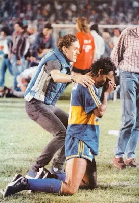 Tagliani lo abraza a Cabañas en el 92. Foto archivo.