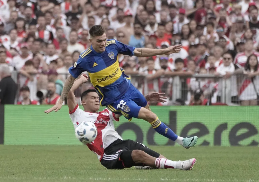 Fuerte patada de Herrera a Zenón que Falcón Pérez penó con amarilla. (Foto: Imago)