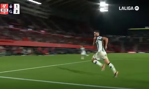 El gesto de Mikel Merino que provocó la burla de Pablo Maffeo (AS).