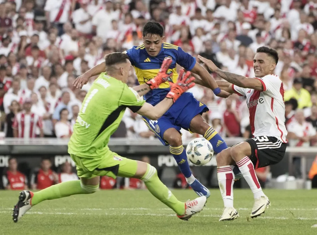 Villagra y Armani ante Langoni. (Foto: Imago)