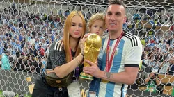 Franco, Daniela y Valentino con la Copa del Mundo.