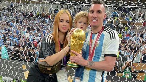 Franco, Daniela y Valentino con la Copa del Mundo.