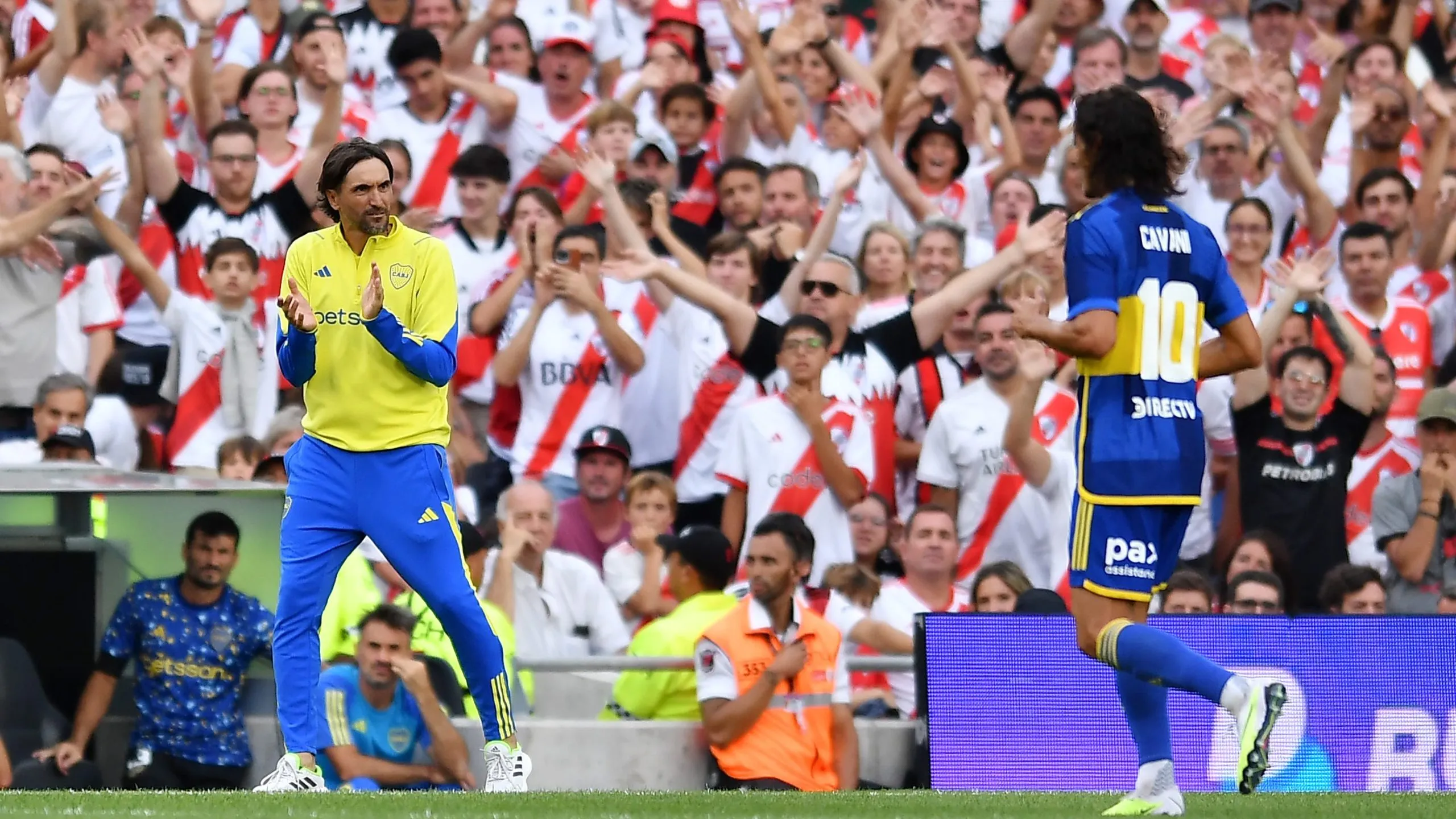 Cavani fue reemplazado y los hinchas de River le hicieron gestos. (Foto: Getty).