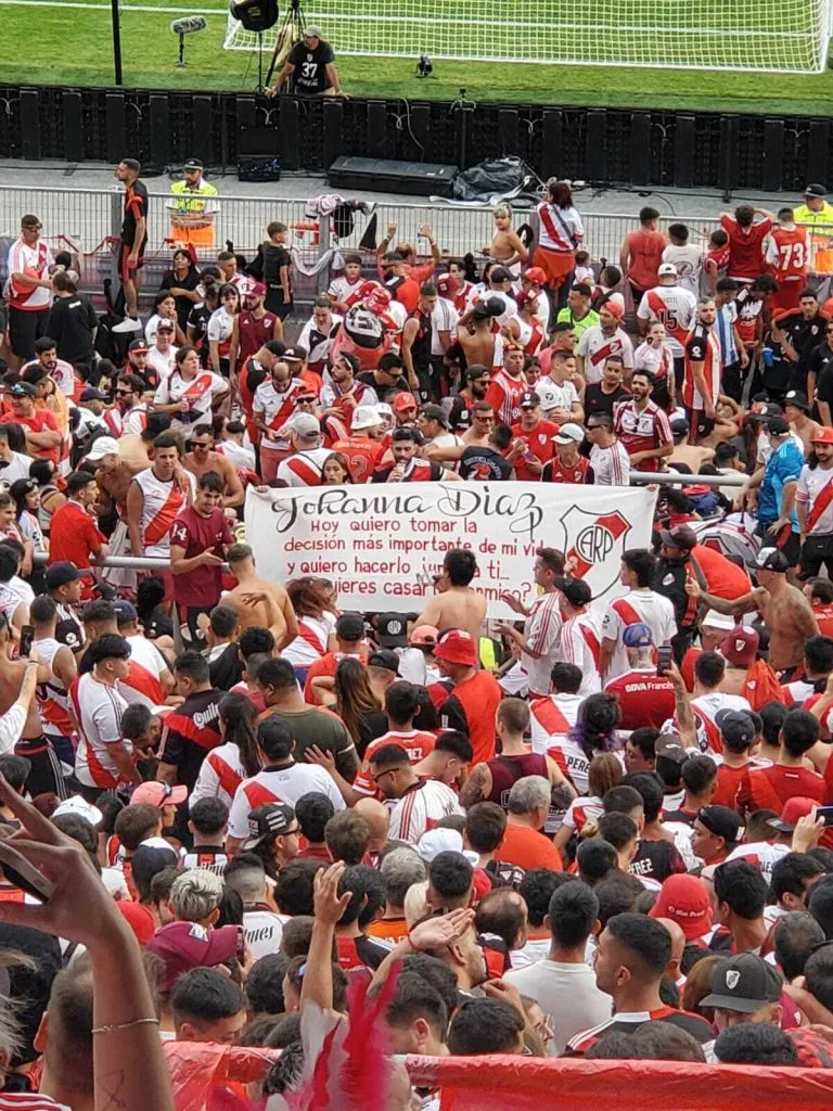 La imagen del cartel en donde se vio la propuesta de casamiento (Bolavip).