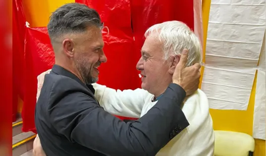 El abrazo entre Alonso y Demichelis. (Beto Alonso vía Instagram)