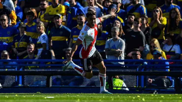BUENOS AIRES, ARGENTINA - OCTOBER 01: Enzo Díaz of River Plate celebrates after scoring the team's second goal during a match between Boca Juniors and River Plate as part of Copa de la Liga Profesional 2023 at Estadio Alberto J. Armando on October 01, 2023 in Buenos Aires, Argentina. (Photo by Marcelo Endelli/Getty Images)