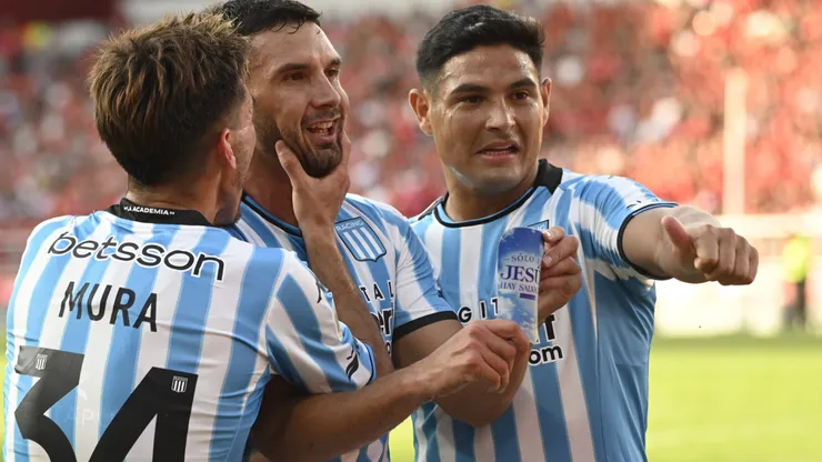 'Maravilla' Martínez mostró su canillera en el festejo del gol de Racing.