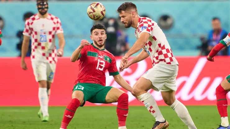 Ilias Chair y Bruno Petkovic, en el duelo por el tercer puesto entre Marruecos y Croacia en Qatar 2022.