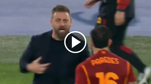 De Rossi festeja con Paredes.