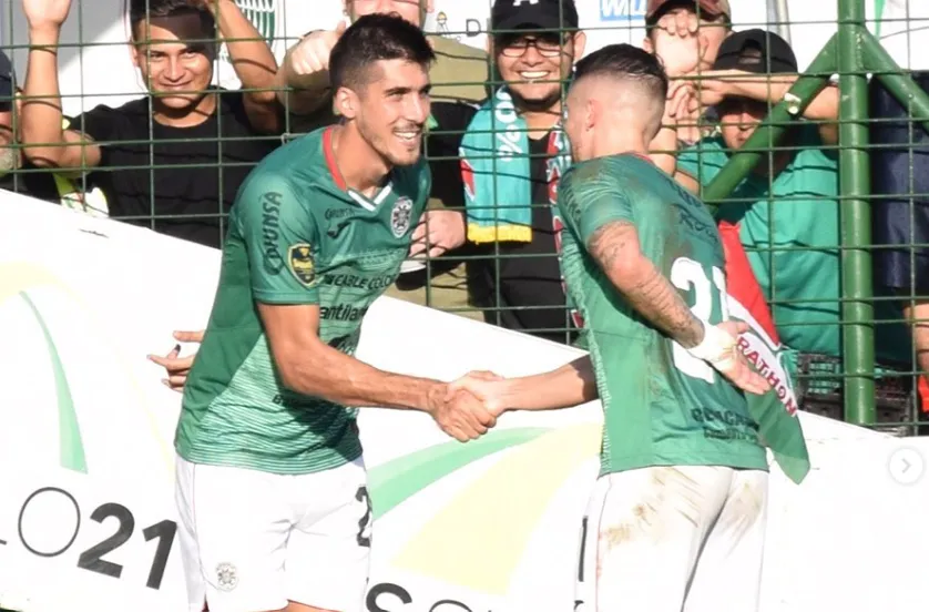 Bruno con la camisera de Marathon. (Foto: @volpi.bruno).