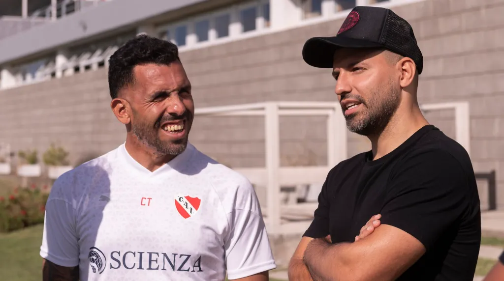 Tevez aseguró que llamará a Agüero si puede volver a jugar al fútbol. (Prensa Independiente)
