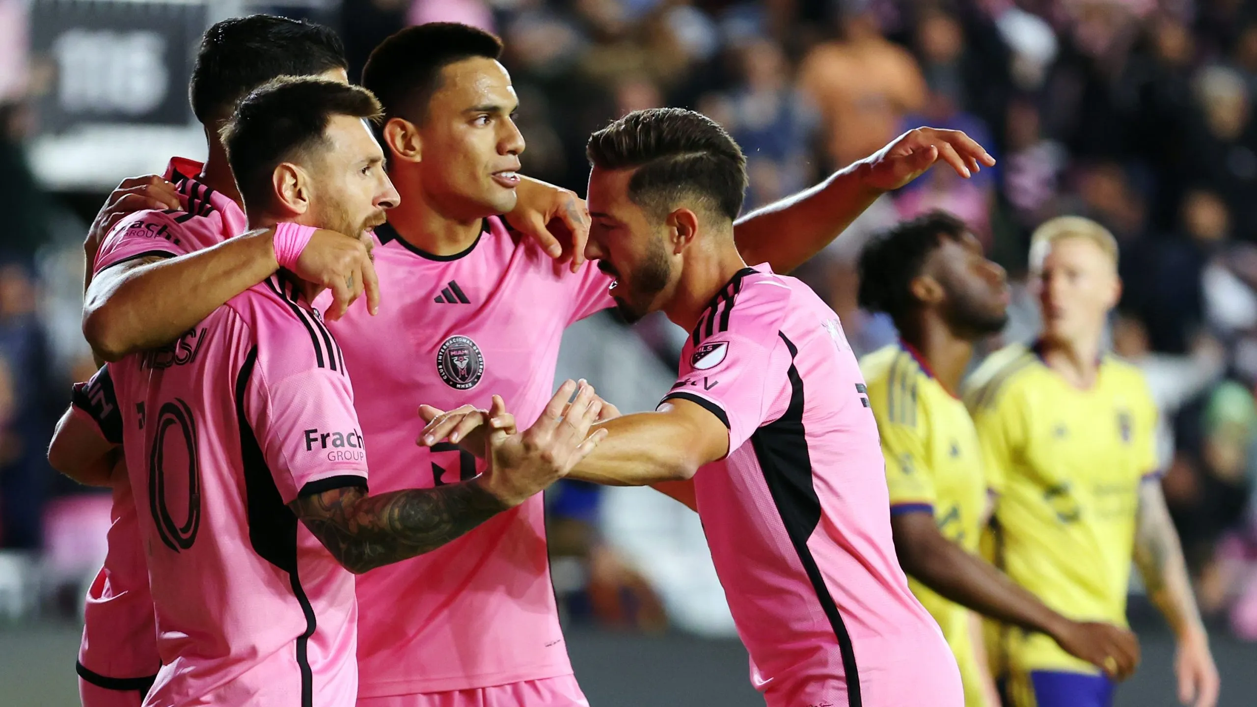 Messi y sus compañeros celebran la primera victoria del Inter Miami. (Foto: Getty Images)