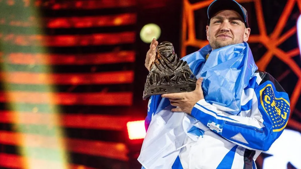 Los colores de Argentina y Boca, en lo más alto, tras ganar el Dakar.
