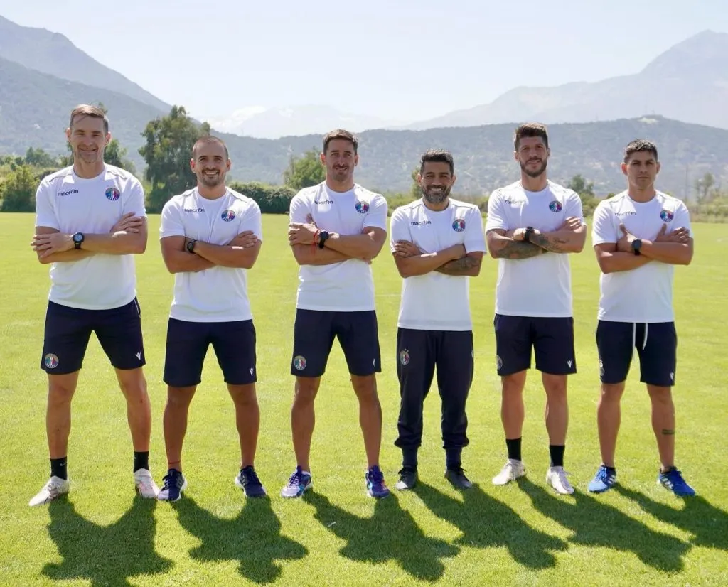 Walter Erviti junto a su cuerpo técnico. (Prensa Audax Italiano)