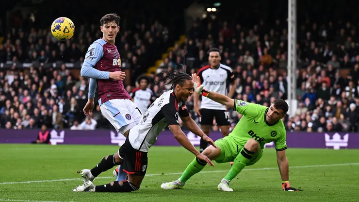 Dibu Martínez, como en la final ante Francia, evitó que Fulham le empate a Aston Villa