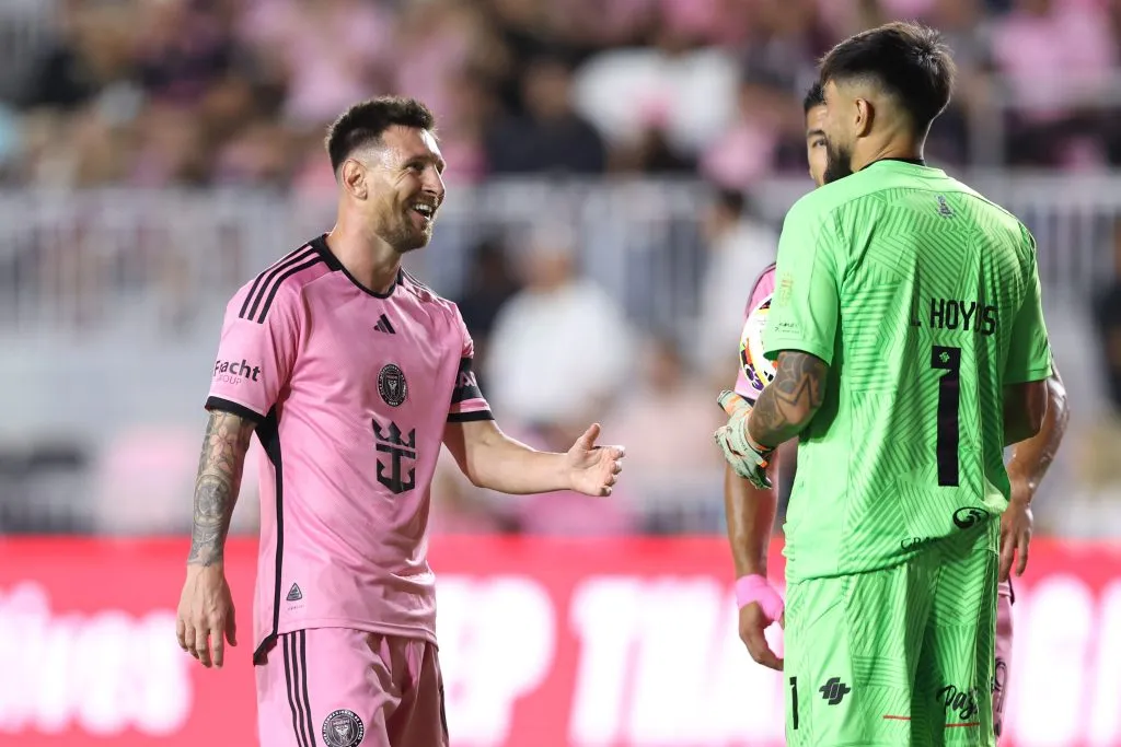 Messi se llevó de regalo el pantalón de Lucas Hoyos.