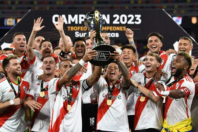 Jonatan Maidana levantando el Trofeo de Campeones 2023 junto a Enzo Pérez. (Foto: Getty).