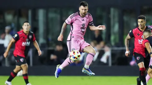 Messi cambió su camiseta con un jugador de Newell's.