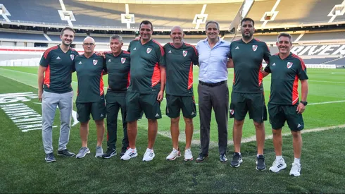 Hermes Desio, rodeado de su equipo.