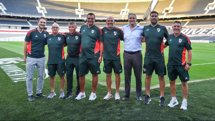 Hermes Desio, rodeado de su equipo.