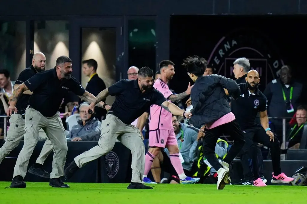 La seguridad de Messi tuvo que entrar en acción durante el amistoso entre Inter Miami y Newell’s.