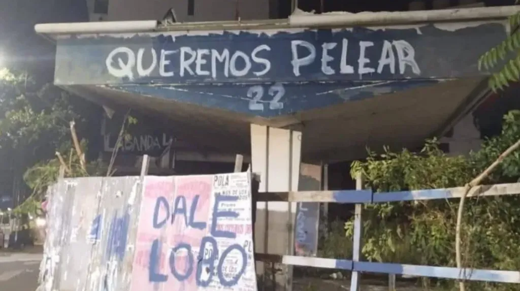 Los hinchas de Gimnasia invitaron a pelear a los de Estudiantes.