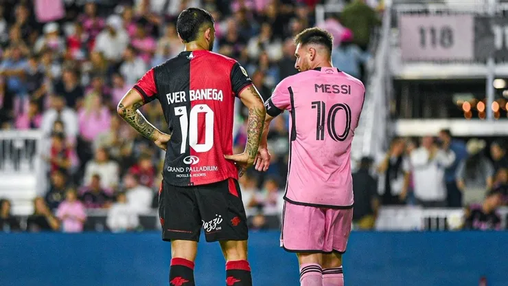 Ever Banega y Lionel Messi, frente a frente.