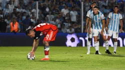 Barco antes de errar uno de los penales contra Atlético Tucumán.