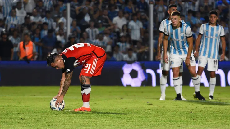 Barco antes de errar uno de los penales contra Atlético Tucumán.