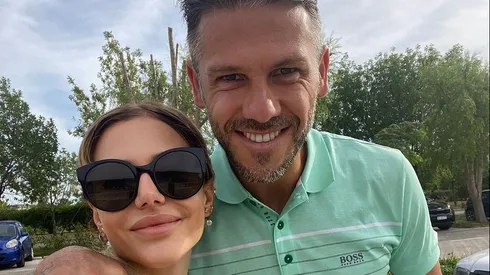 Evangelina posa con su marido Demichelis.
