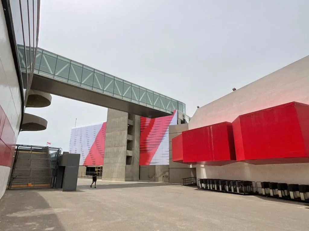 El estacionamiento y el puente peatonal. (Foto: @JorgeBrito).