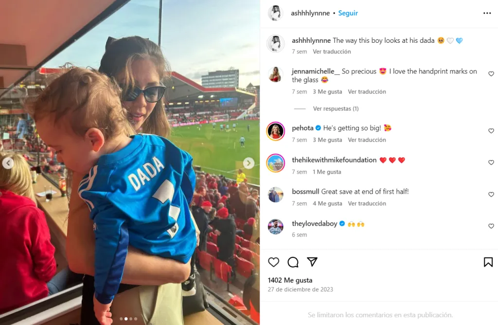 Ash Turner junto a su hijo viendo a Matt.