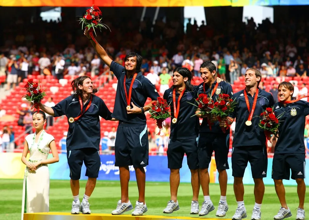 Messi, junto a chiquito Romero, Banega, Di María, Zabaleta y Buonanotte celebrando el oro (Getty)