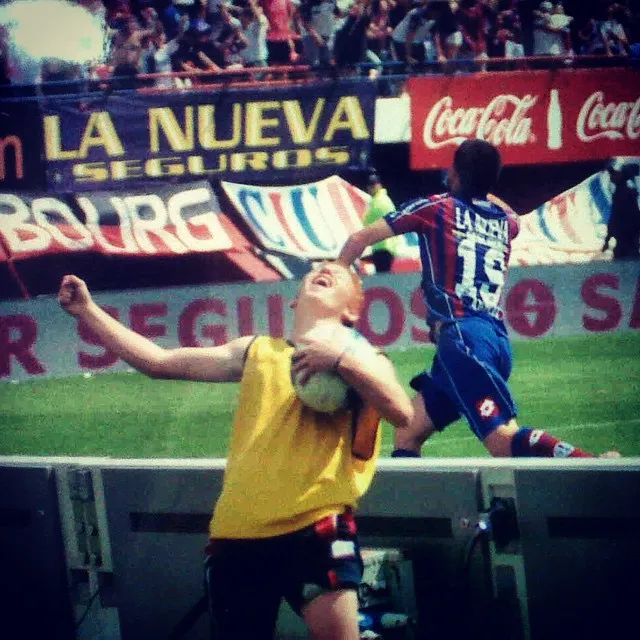 Franco Robledo siendo alcanzapelotas de San Lorenzo. (Foto: Instagram).