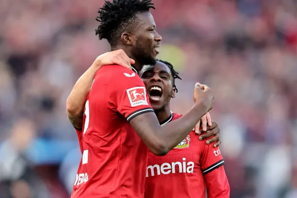 Edmond Tapsoba y Jeremie Frimpong, la dupla que el Manchester United busca desde el Leverkusen. (Photo by Christof Koepsel/Getty Images)