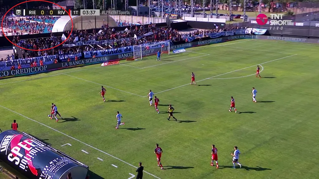 Captura del duelo entre Riestra y River. (TNT Sports)