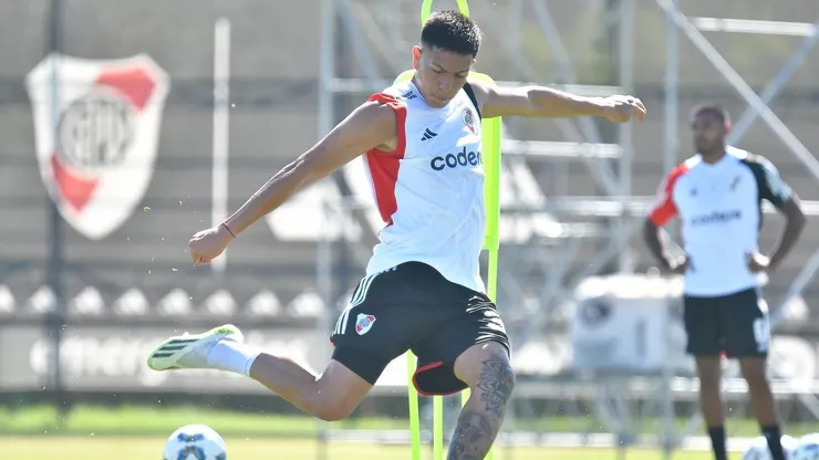 El juvenil de 20 años firmó su primer contrato con River.