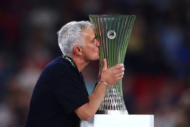 Mourinho le dio su primer título en más de 15 años a Roma. (Photo by Alex Pantling/Getty Images)