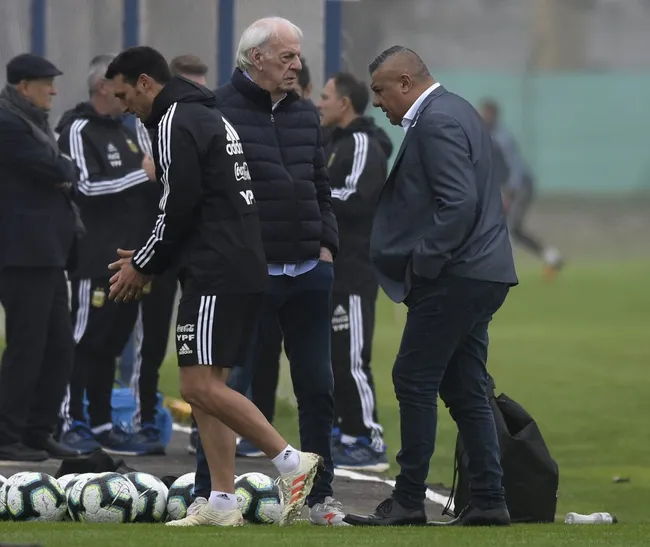 Menotti junto al Chiqui Tapia. (Foto: Getty).