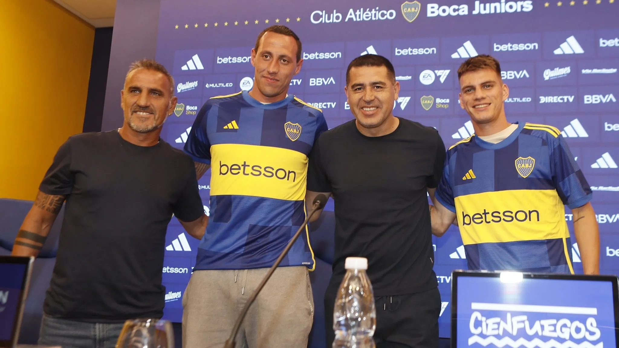 Riquelme presentando a los primeros refuerzos de Boca en el 2024. (Getty)