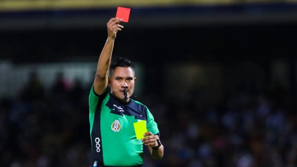 A las tarjetas amarilla y roja se le sumará la azul (Getty Images).