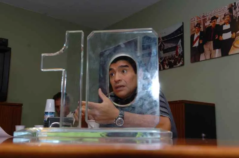 Diego Armando Maradona en la redacción de El Gráfico. (Foto: Alejandro Del Bosc – @adbringo).