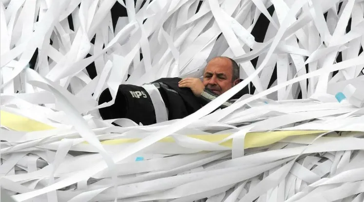 Del Bosco en medio de los papeles en la cancha de Racing post recibimiento en un clásico de Avellaneda. (Foto: Hernán España).