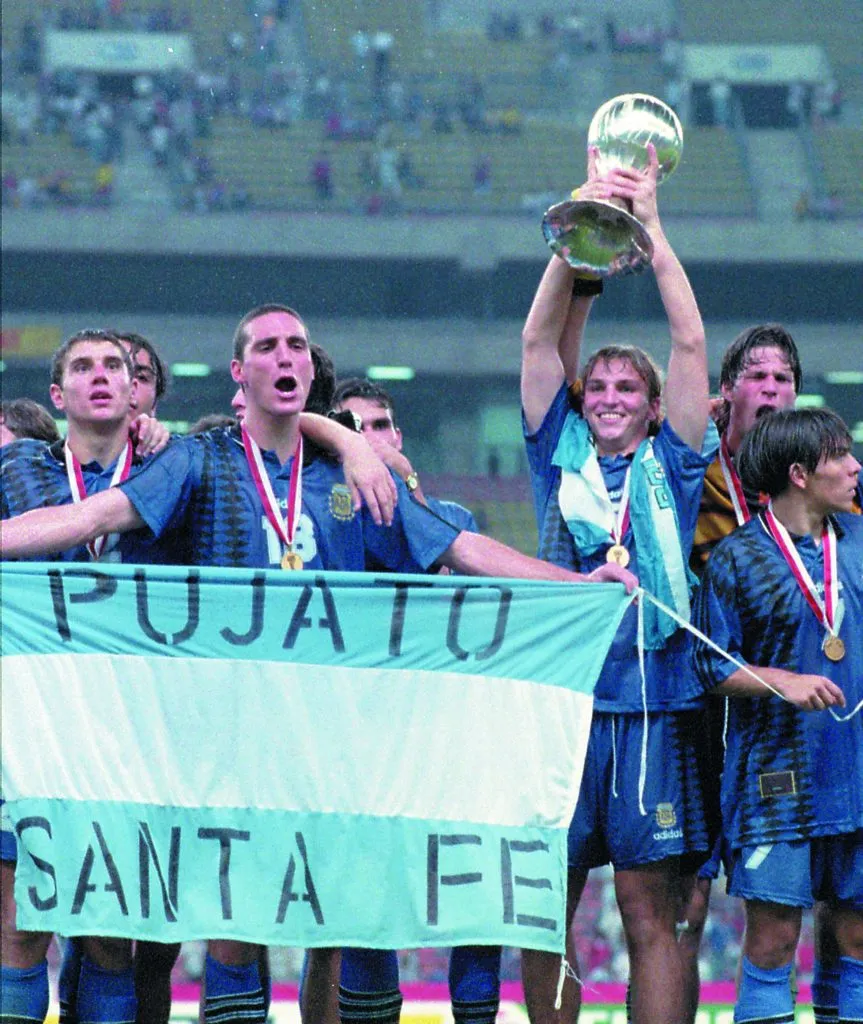 Lionel Scaloni con la bandera de su pueblo. (Foto: Alejandro Del Bosco – @adbringo).