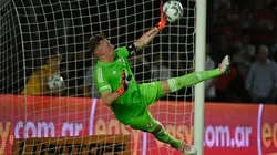 El penal que Armani le atajó a Excursionistas.